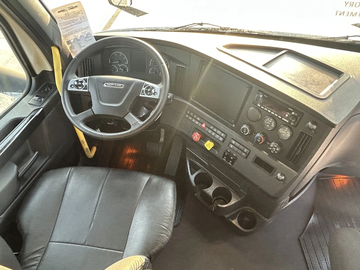 2024 Freightliner Cascadia — photo 7