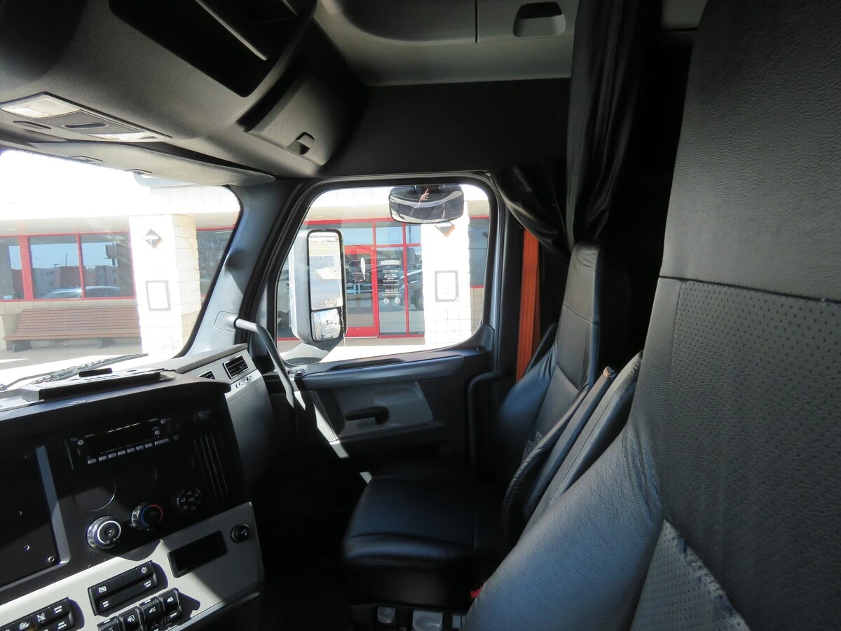 2022 Freightliner Cascadia - image 15