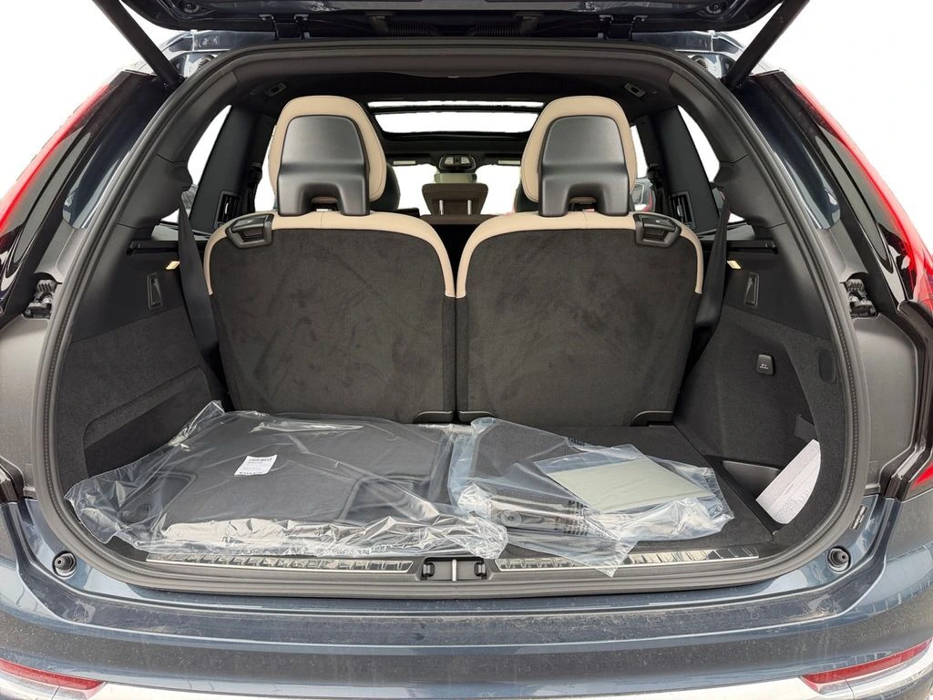 2026 Volvo - image 9