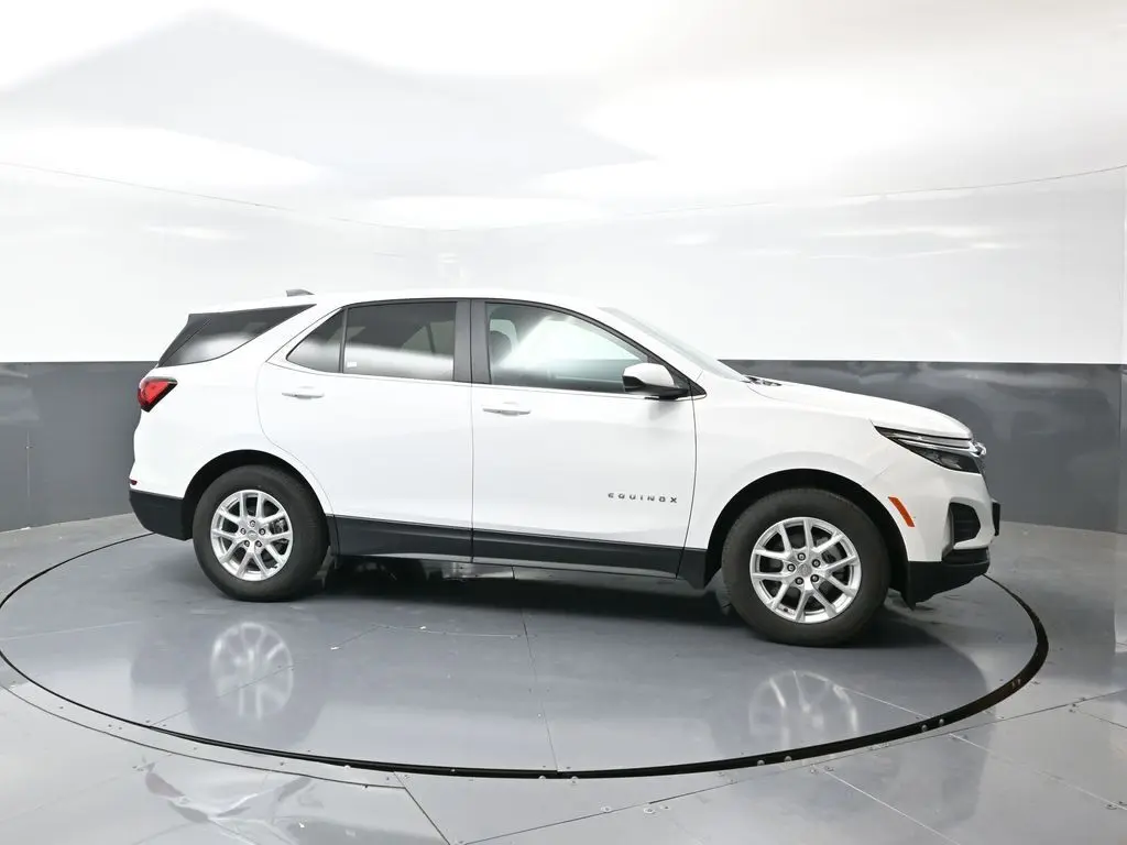2024 Chevrolet Equinox LT photo 2