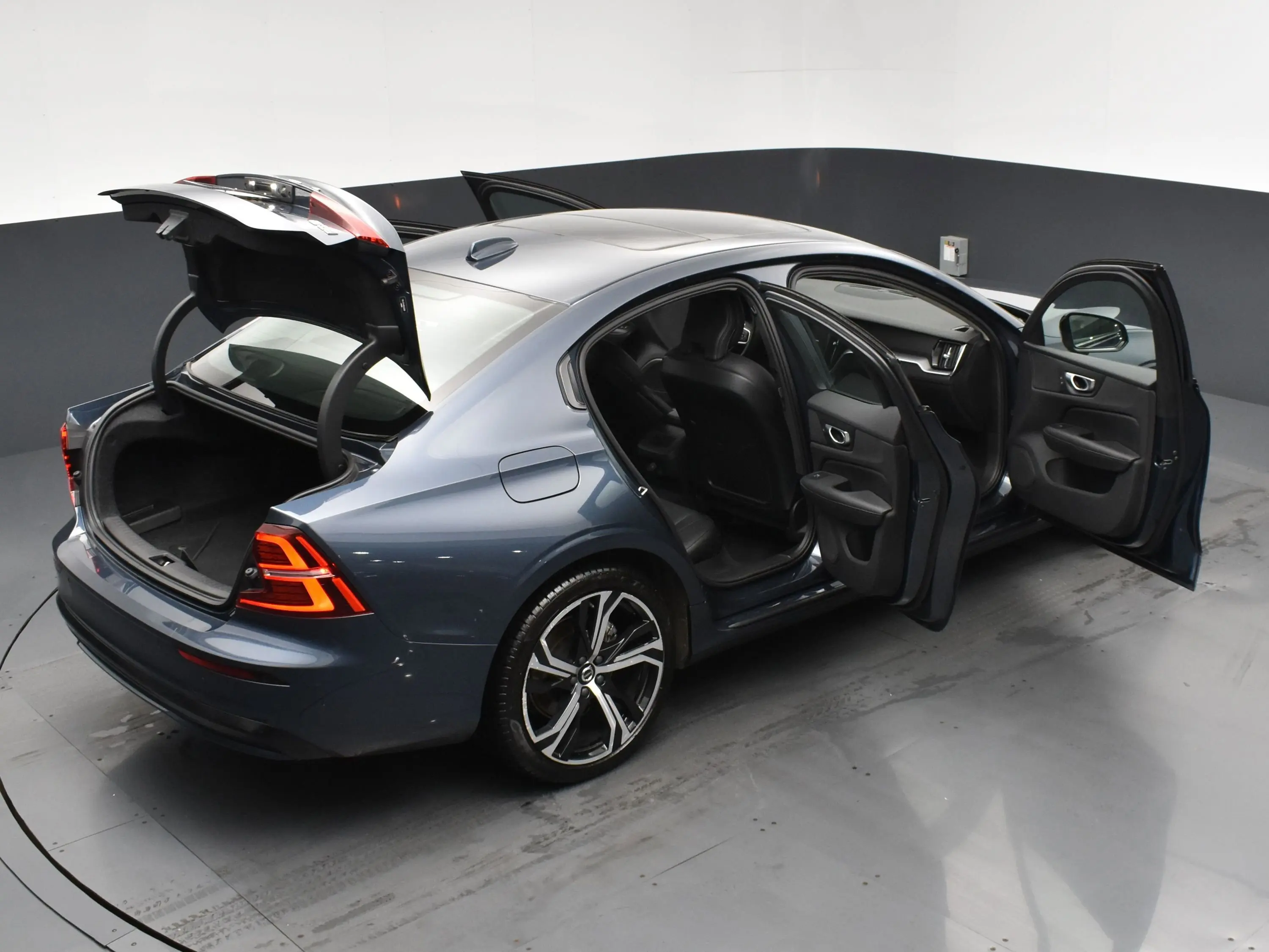 2024 Volvo S60 B5 AWD Core photo 31