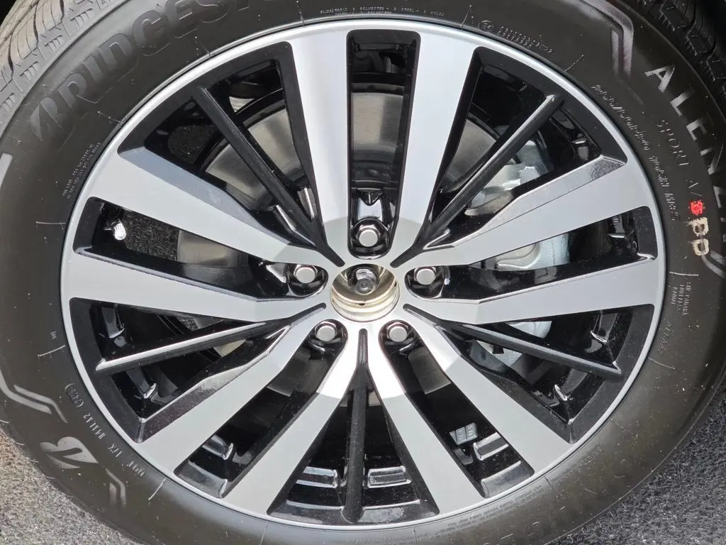 2025 Nissan Pathfinder Platinum photo 4