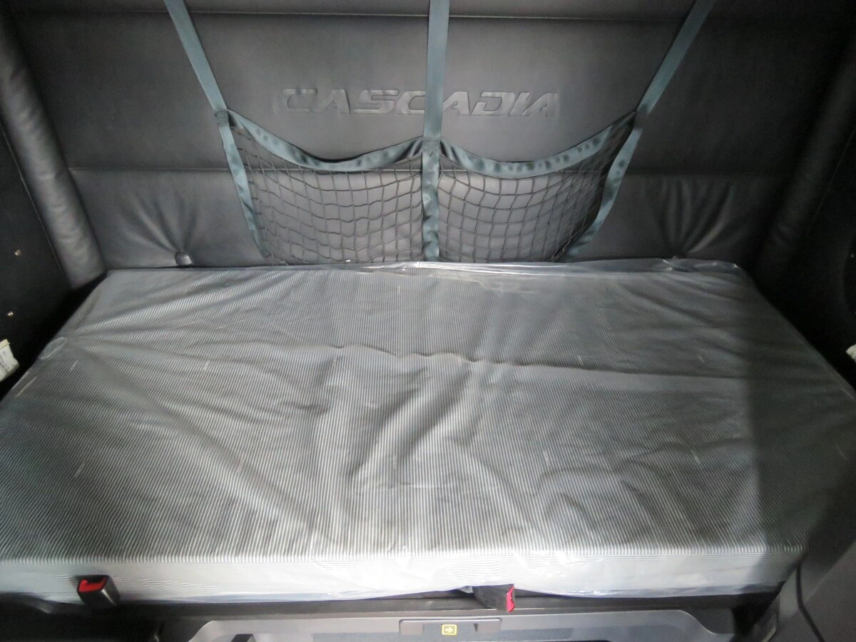 2023 Freightliner Cascadia - image 17