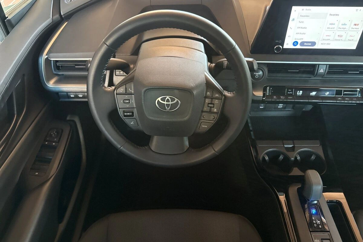 2025 Toyota Prius LE - Photo 14