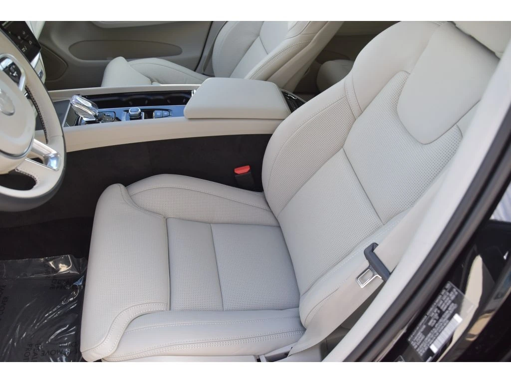 2026 Volvo - image 12