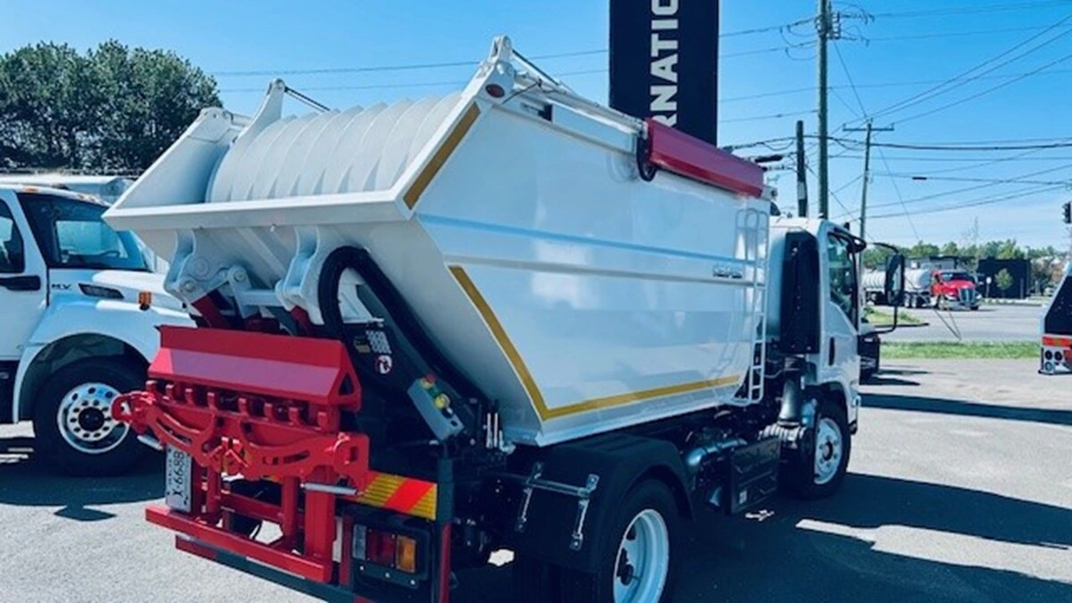 2025 Isuzu NRR in Bridgeport, CT — photo 4