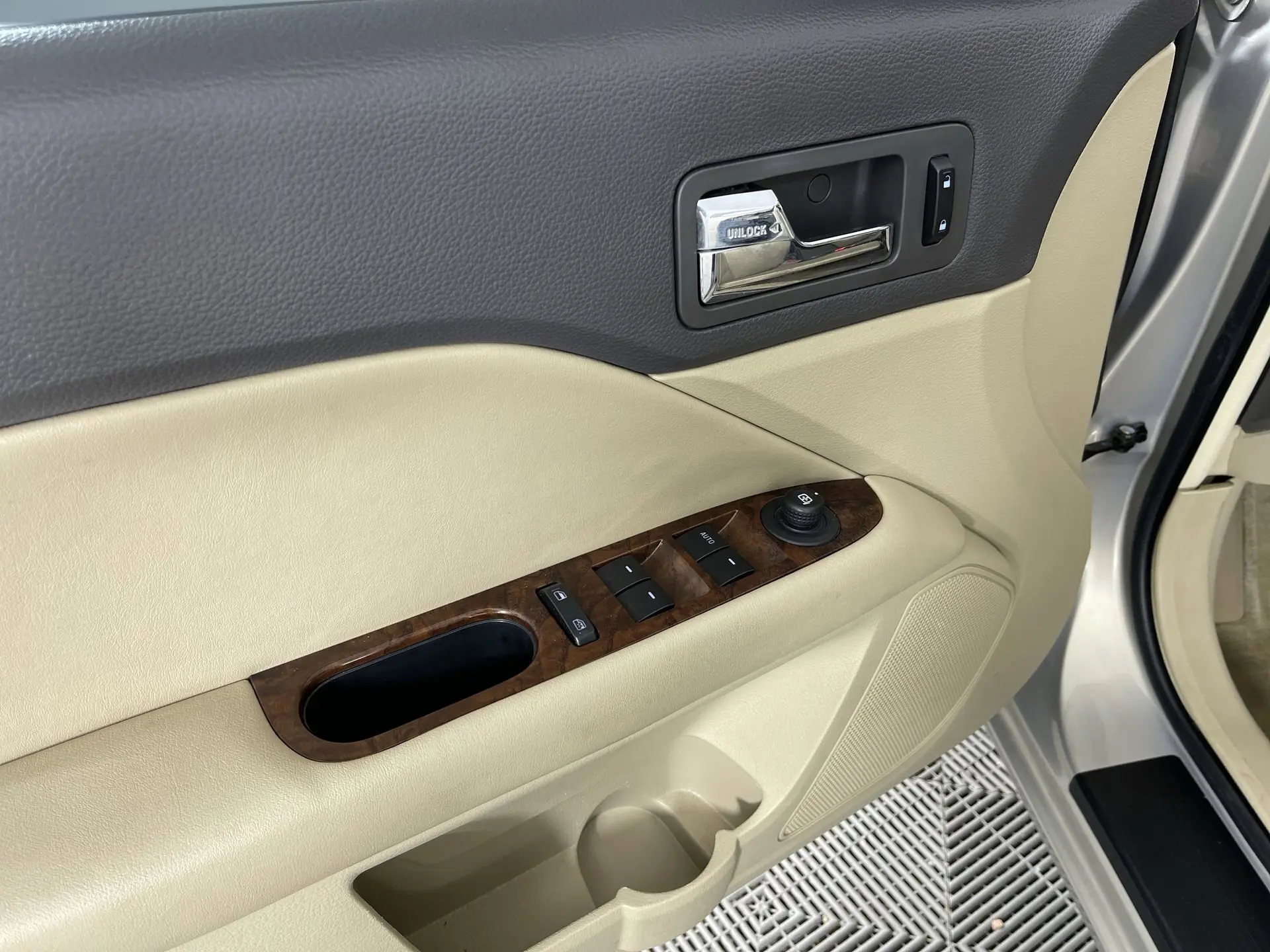 2010 Ford Fusion SEL photo 9