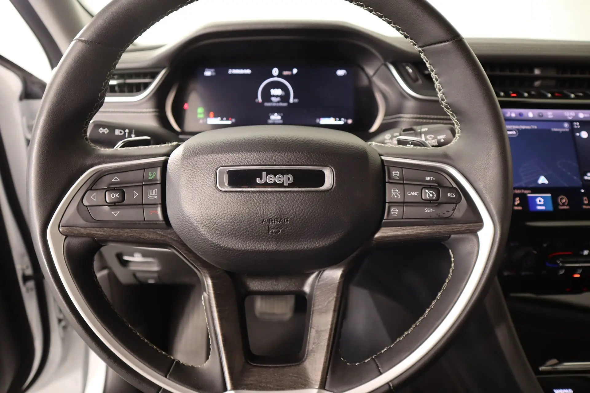 2023 Jeep Grand Cherokee Limited photo 2