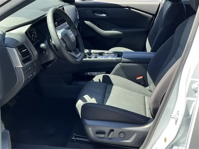 2026 Nissan Rogue SV photo 17