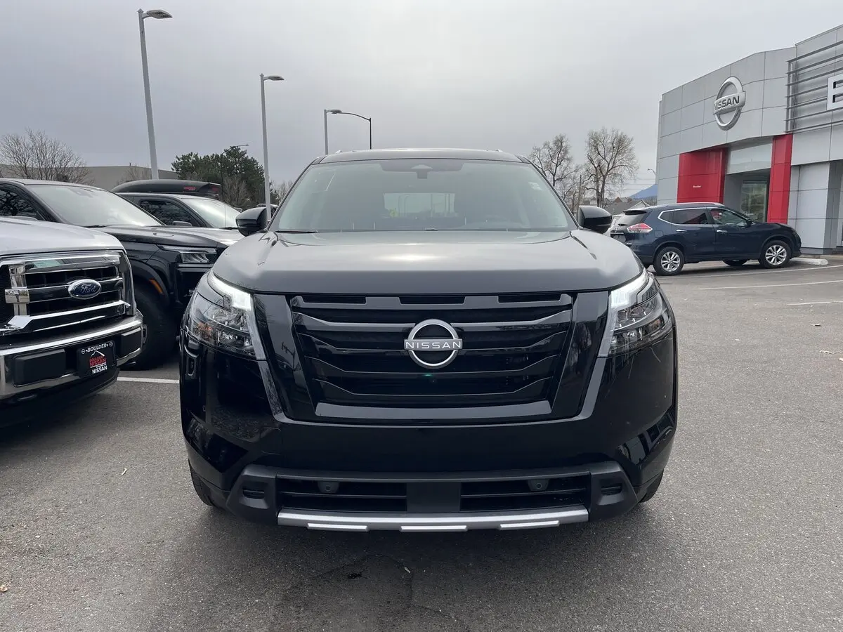 2025 Nissan Pathfinder Platinum photo 2