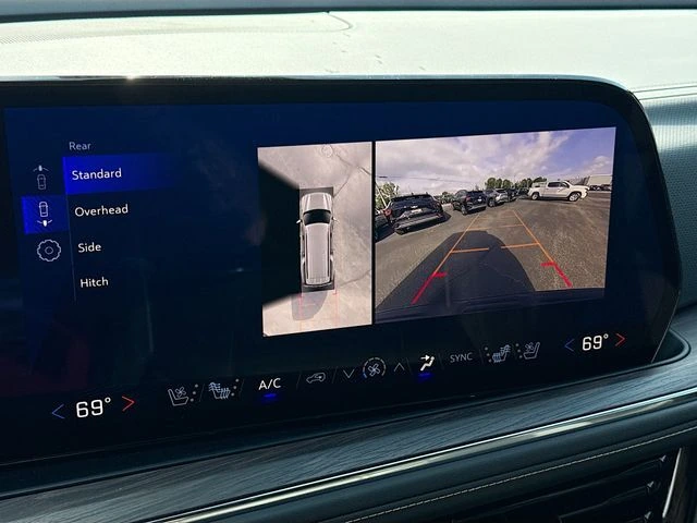 2025 Chevrolet Suburban Premier - Photo 17