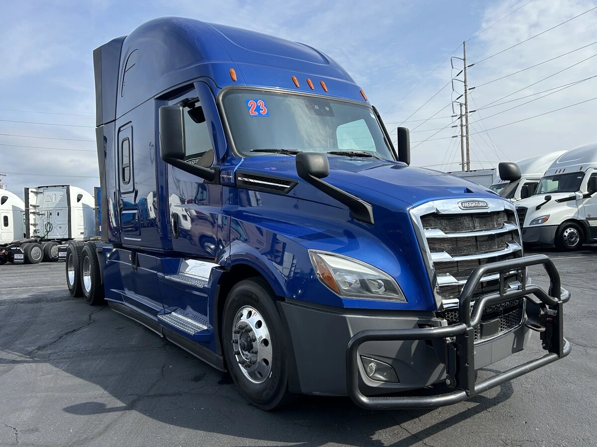 2023 Freightliner Cascadia - image 2