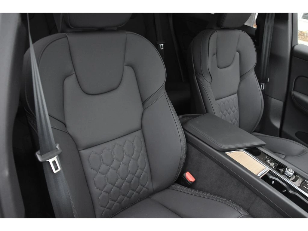 2026 Volvo - image 31