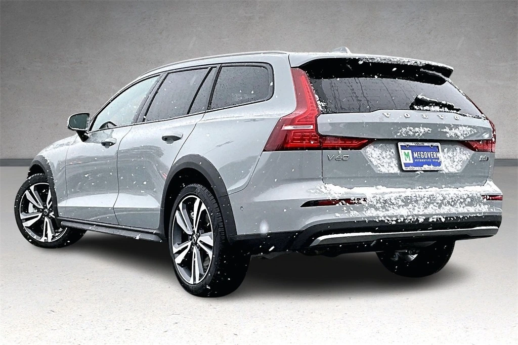 2026 Volvo - image 3