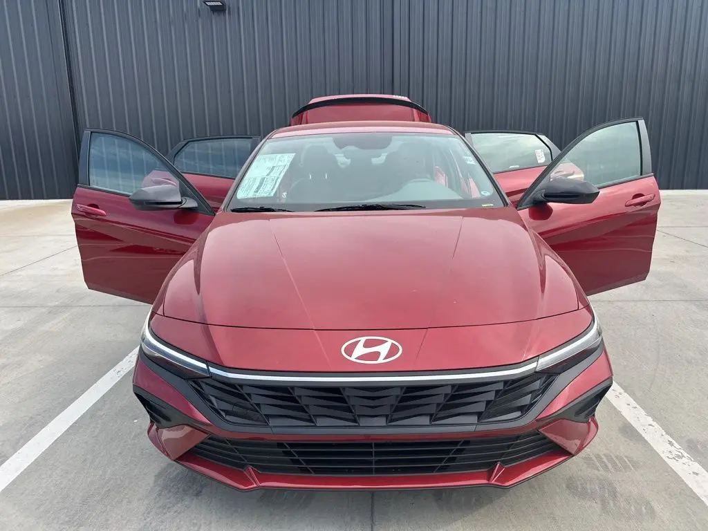 2025 Hyundai Elantra SEL Sport photo 13