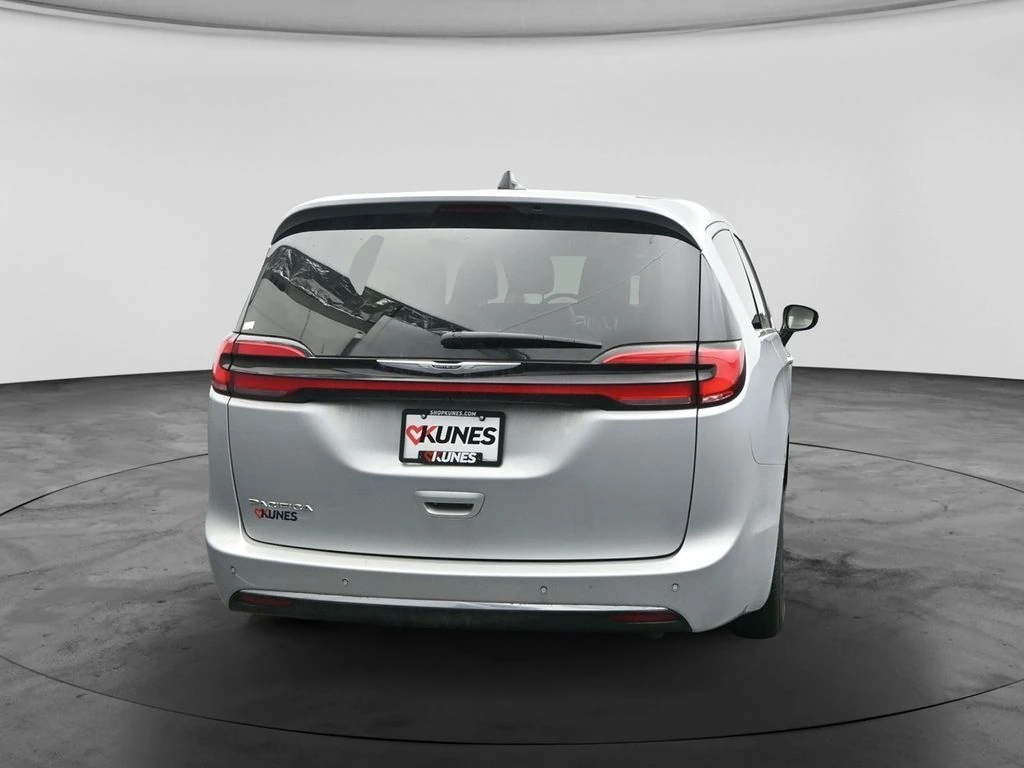 2024 Chrysler Pacifica Touring L - Photo 9