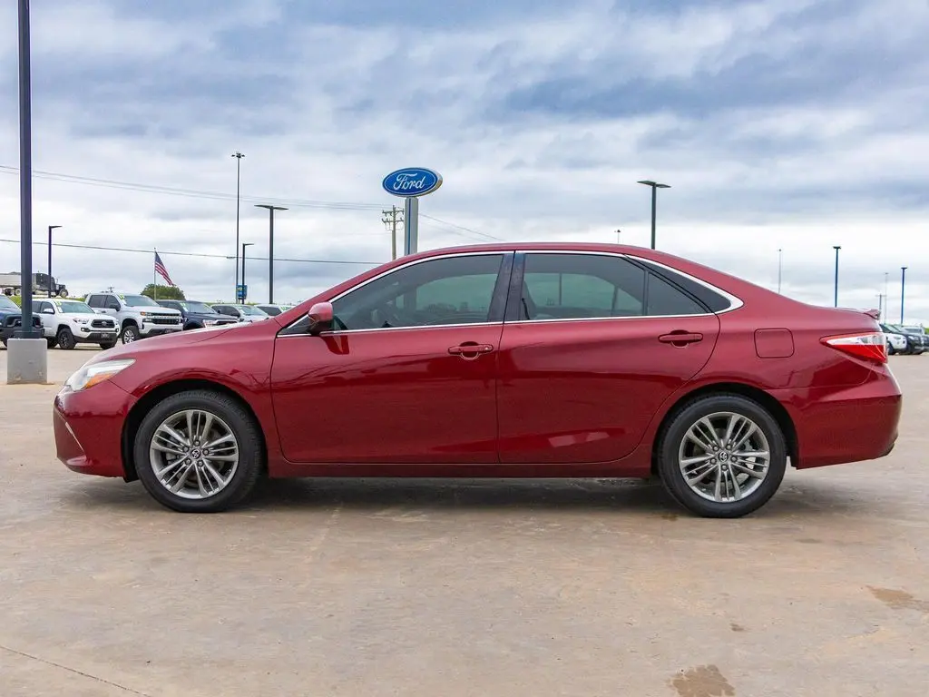 2017 Toyota Camry SE photo 3