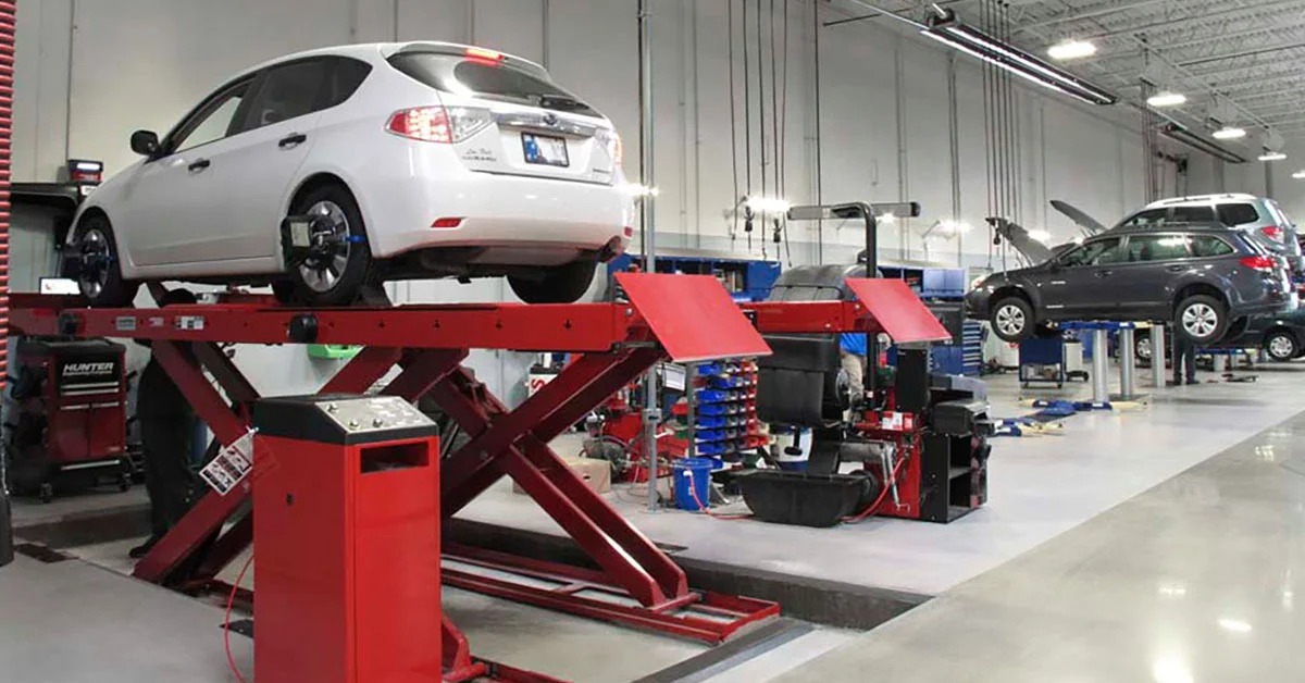 Subaru service bay at Dalton Subaru National City