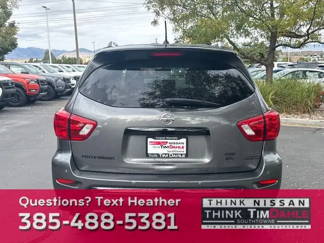 2018 Nissan Pathfinder SL photo 2