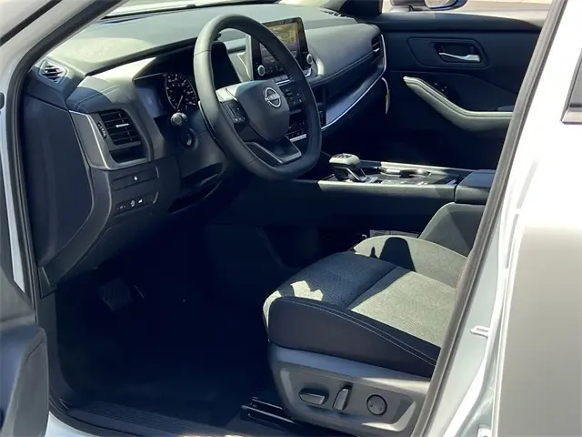2026 Nissan Rogue SV photo 10
