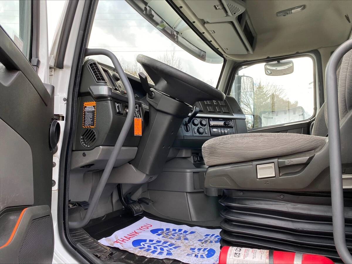 2018 Volvo VNL 860 - image 11