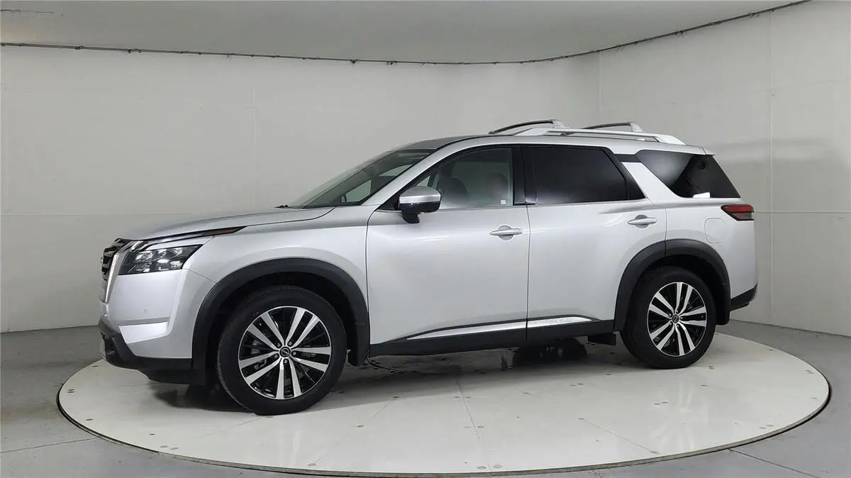2025 Nissan Pathfinder Platinum photo 3