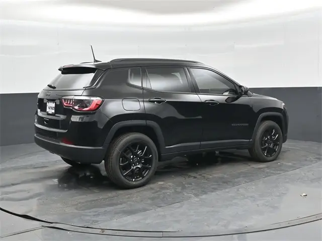 2026 Jeep Compass Latitude photo 2