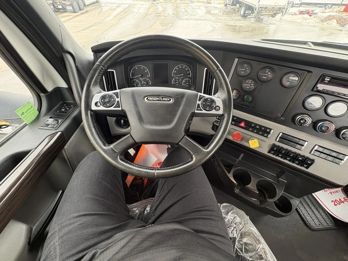 2021 Freightliner Cascadia - image 10
