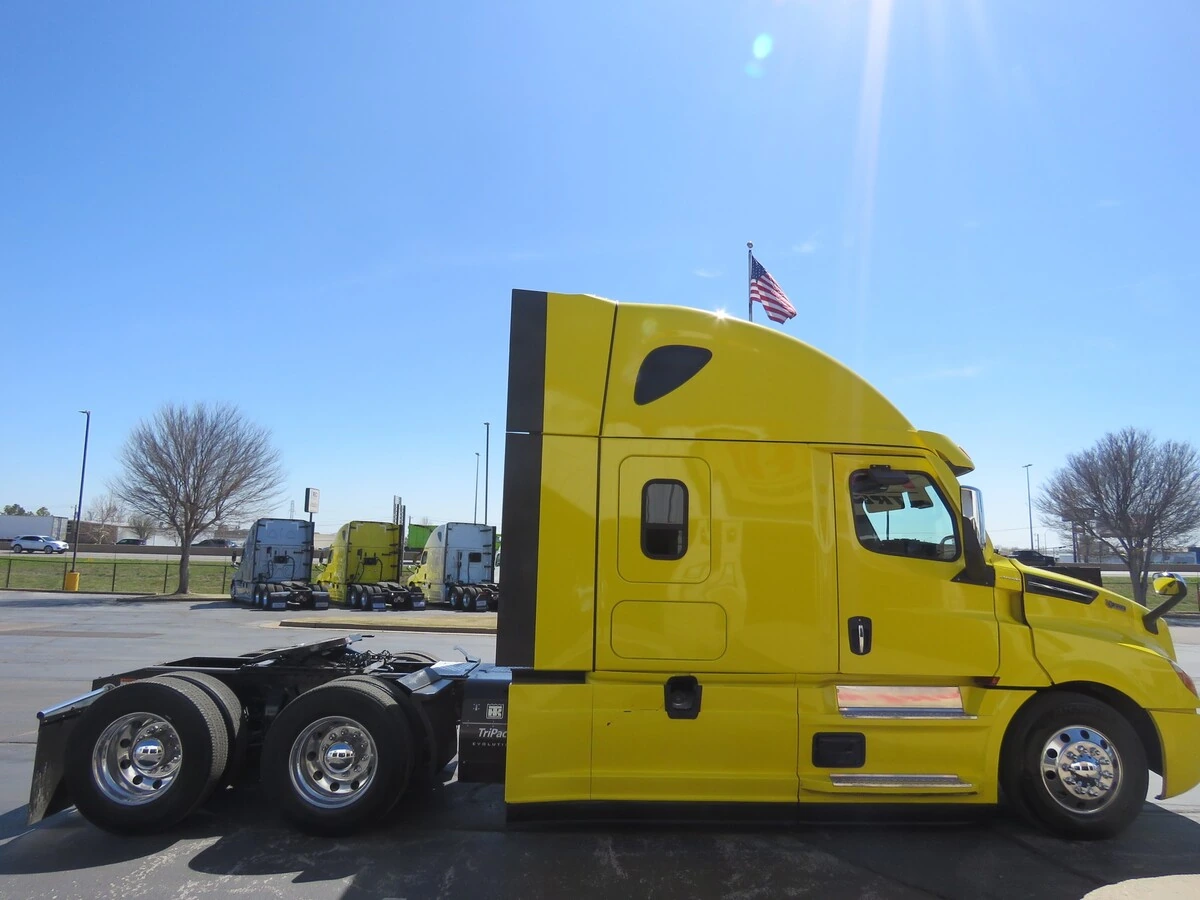 2022 Freightliner Cascadia - image 9