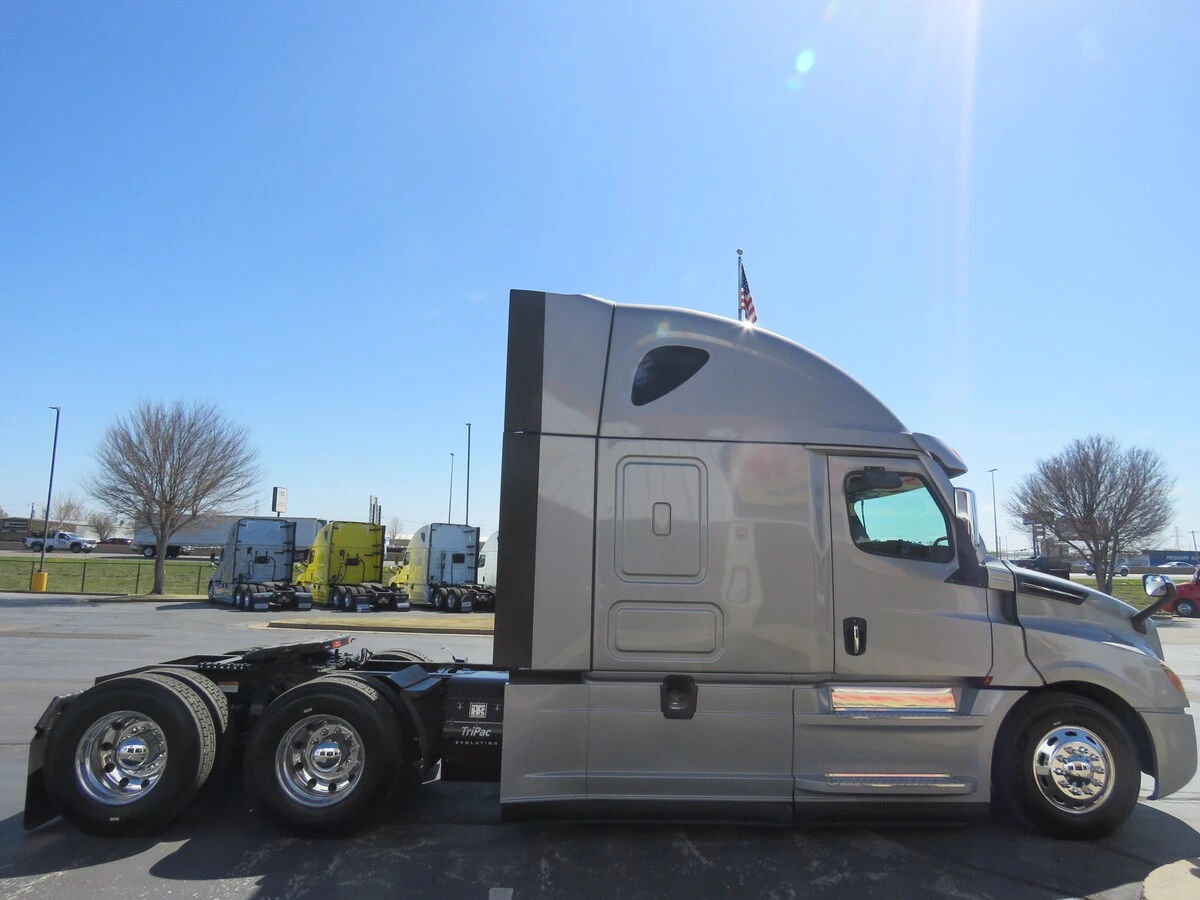 2022 Freightliner Cascadia - image 9