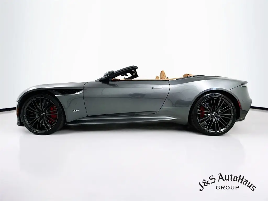 2021 Aston Martin DBS photo 4