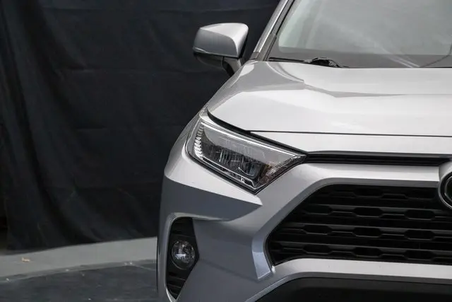 2020 Toyota RAV4 XLE photo 4