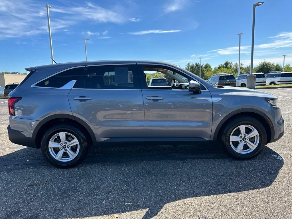 2022 Kia Sorento LX - Photo 12