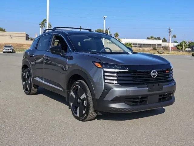 2025 Nissan Kicks SR's photo