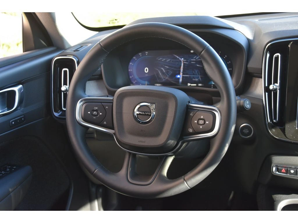 2025 Volvo - image 16