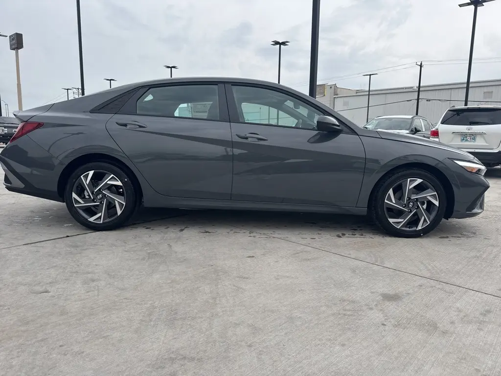 2025 Hyundai Elantra SEL Sport photo 4