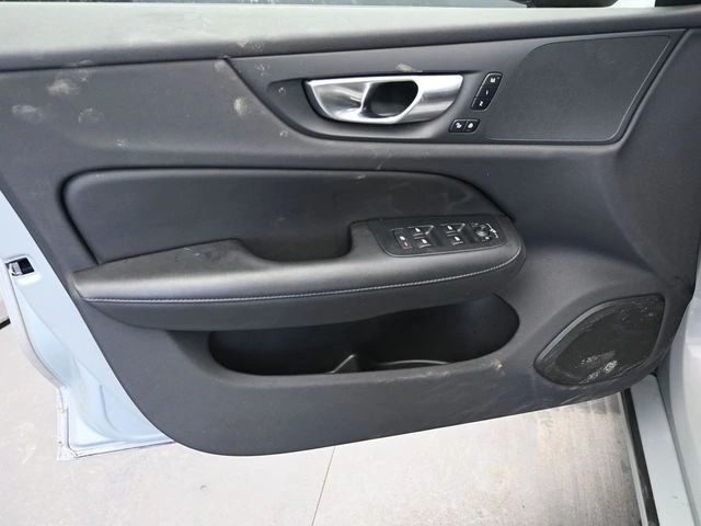2025 Volvo - image 15