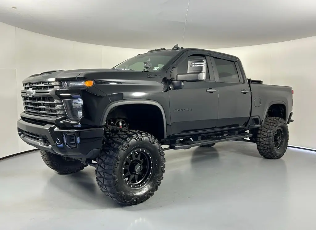 2024 Chevrolet Silverado 2500HD Custom photo 3