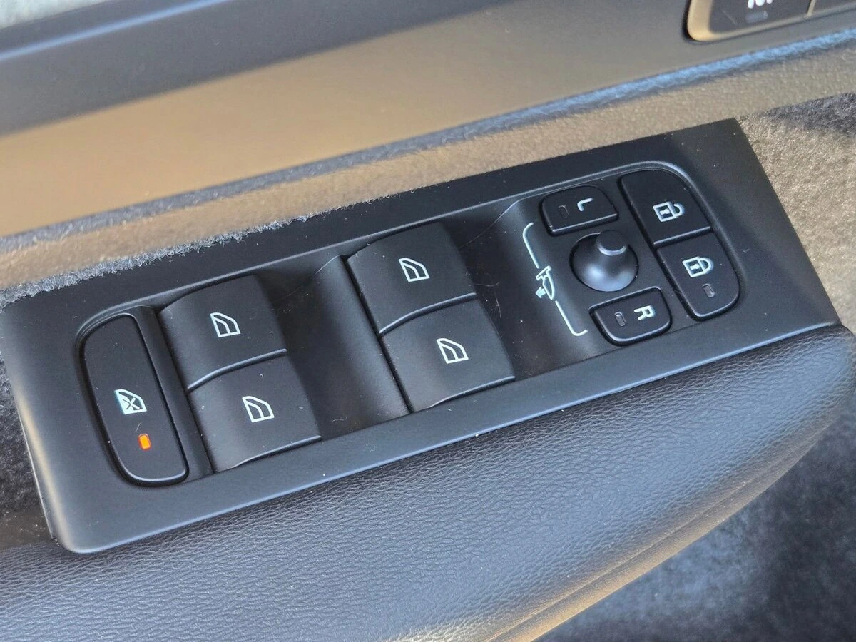 2023 Volvo - image 22