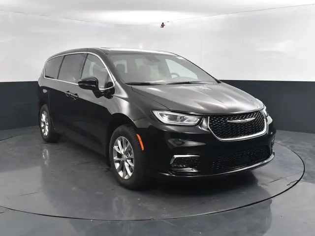 2026 Chrysler Pacifica photo 2