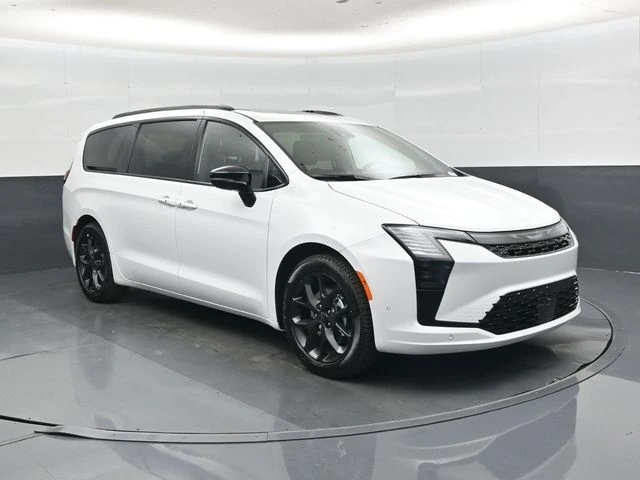 2027 Chrysler Pacifica Limited's photo