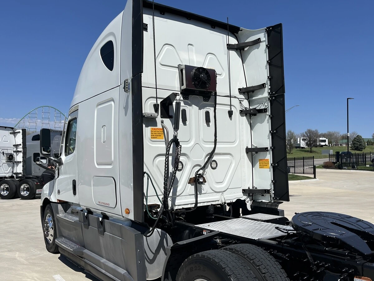 2021 Freightliner Cascadia - image 18