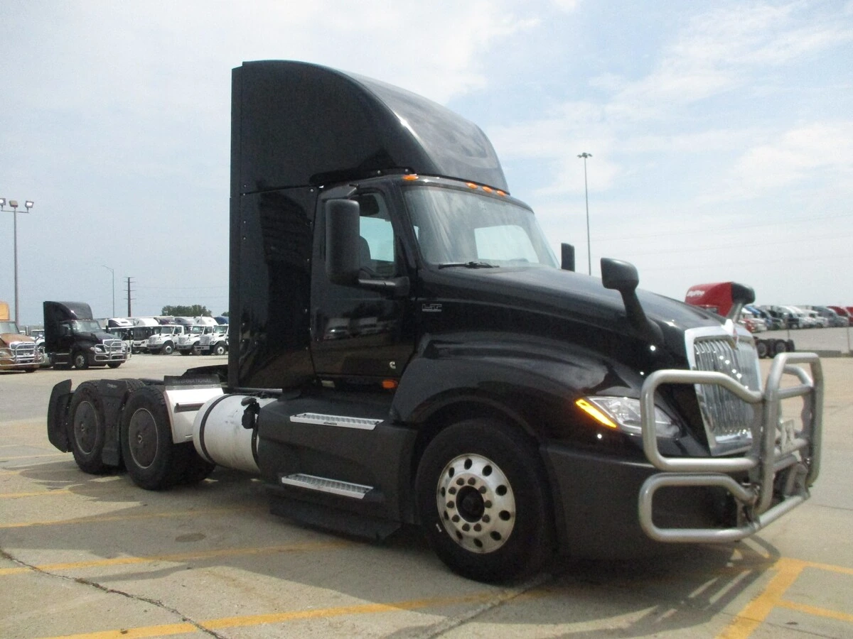 2022 International LT in Altoona, IA — photo 3