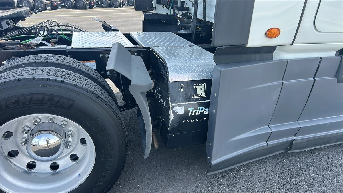 2022 Freightliner Cascadia - image 4