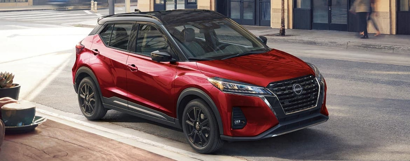 Nissan Kicks SR 2024 rojo estacionado en una calle de la ciudad