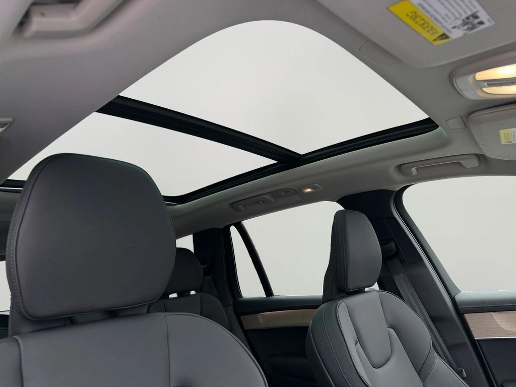 2025 Volvo - image 6