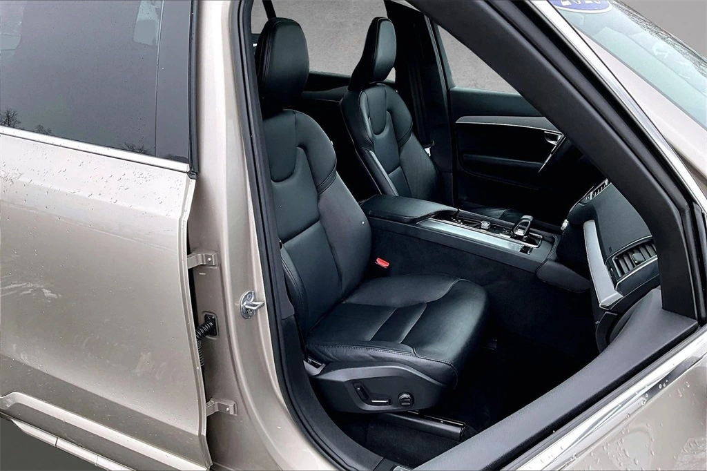 2023 Volvo - image 30