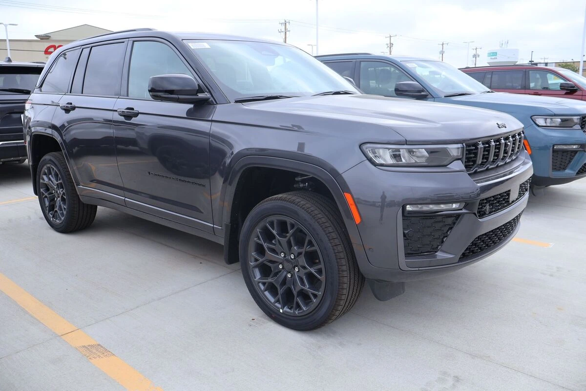 2026 Jeep Grand Cherokee Summit 4x4's photo