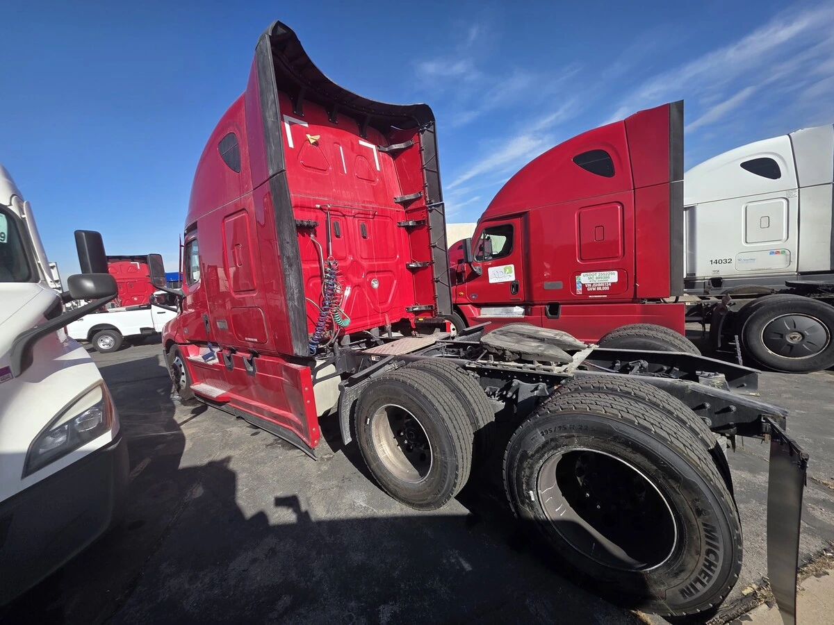 2022 Freightliner Cascadia - image 4