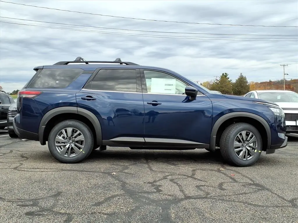 2025 Nissan Pathfinder SV photo 3